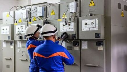 Angajați Retele Electrice care verifică funcționarea echipament de distribuție