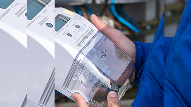 Rețele Electrice employee installing a smart meter