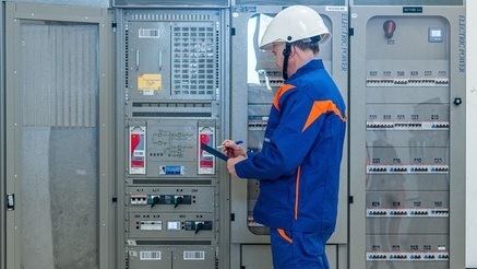 Angajat Retele Electrice Dobrogea care isi noteaza informatii furnizate de echipamentele de distributie.