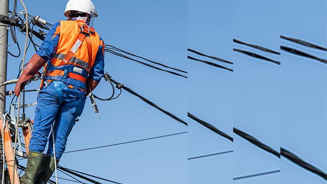 Angajat Rețele Electrice, pe stâlp, la înălțime, verificând o linie electrică aeriană